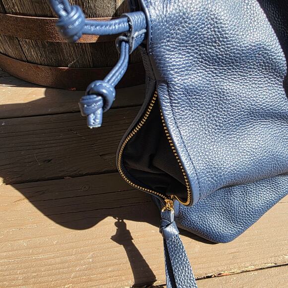 Tote LE Monde Pebbled Leather Navy Roma Cinch Bucket Shoulder Purse Gold - Picture 6 of 8